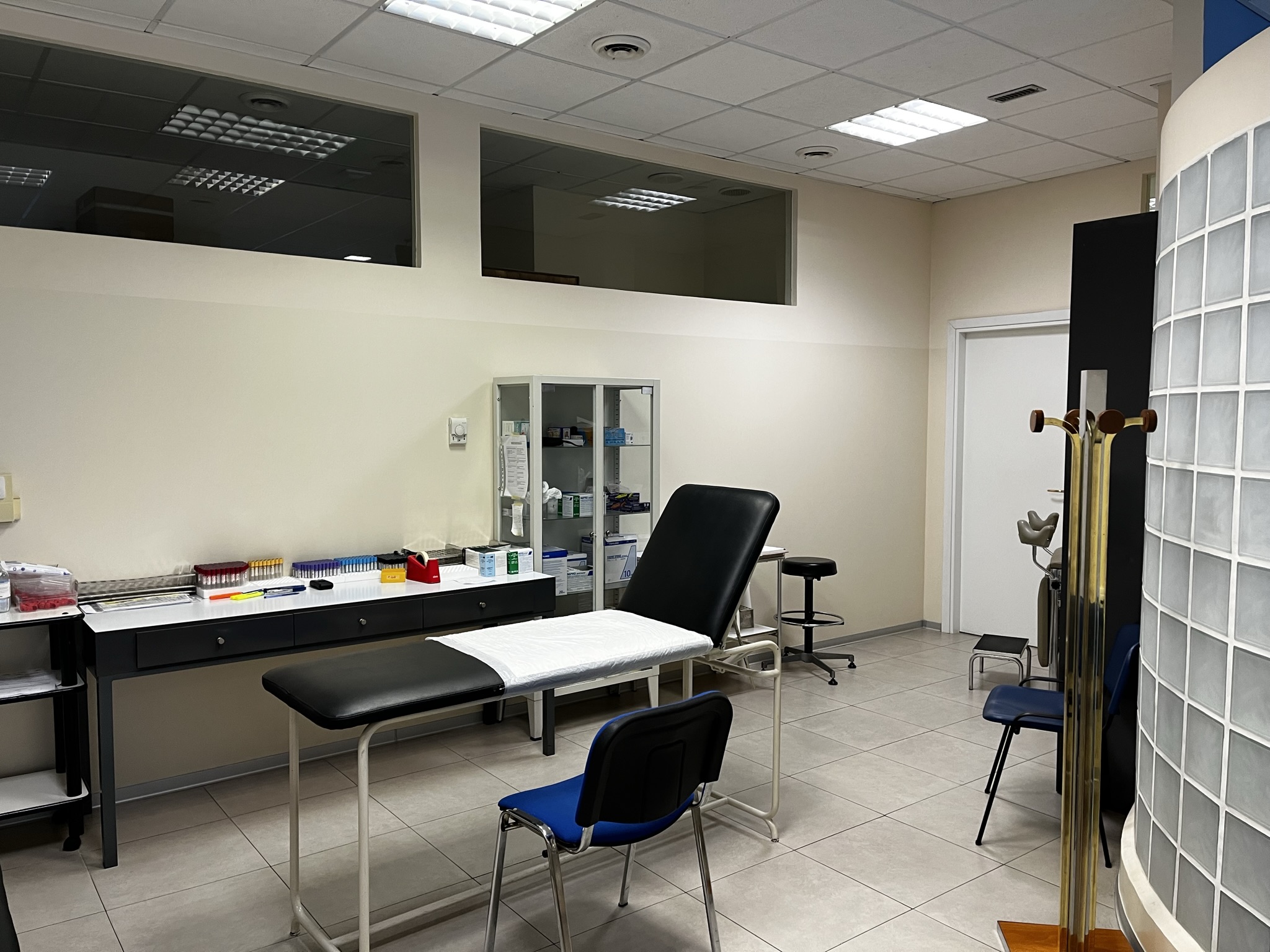Sala prelievi del laboratorio De Vitis, con lettino, provette pronte e postazione dedicata